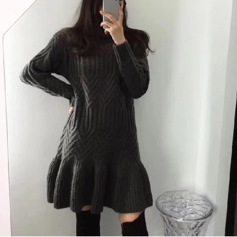 Зимнее платье свитер женское элегантное серое с высоким воротом и цветами из