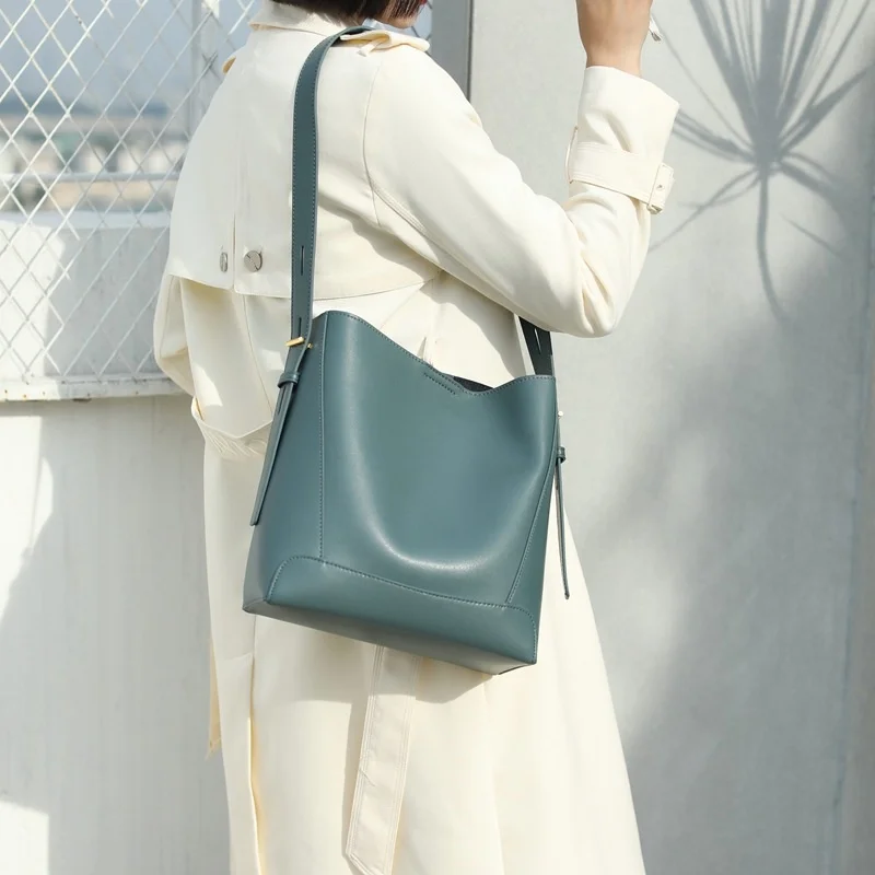 

Leather women's bag trend fashion large capacity leather bucket bag 2021 New Leather Messenger Shoulder Bag 10096