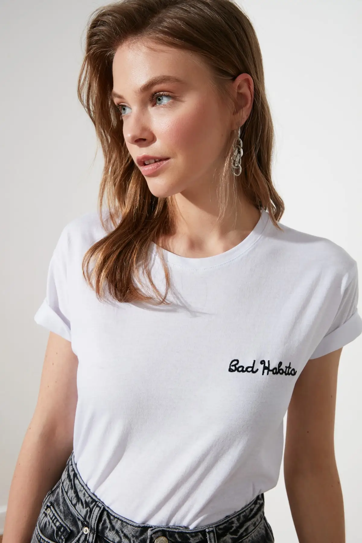 

Укороченная трикотажная футболка с вышивкой Trendyol TWOSS21TS1282