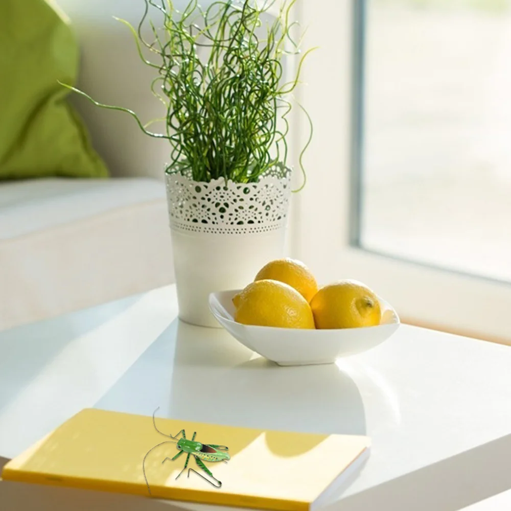 

2pcs Iron Grasshoppers Figures Embellished Garden Statue Grasshoppers Ornaments