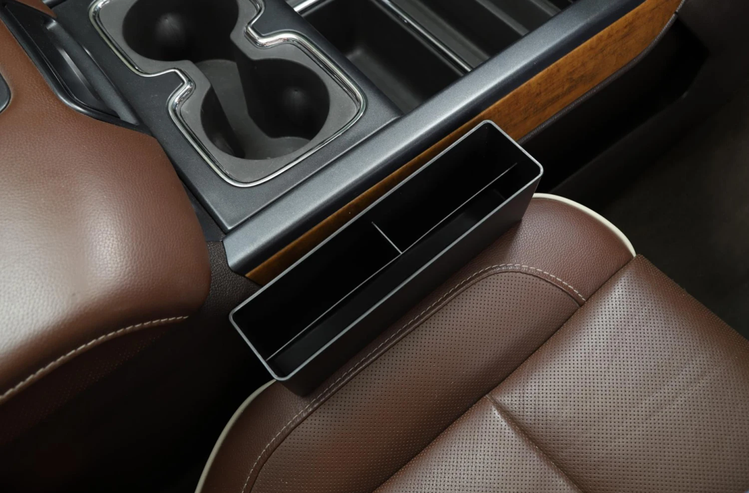 Цена Автомобильный зазор на сиденье, органайзер, держатель для телефонных ключей, коробка для хранения для Jeep Wrangler TJ JK JL Gladiator JT, аксессуары для ин...