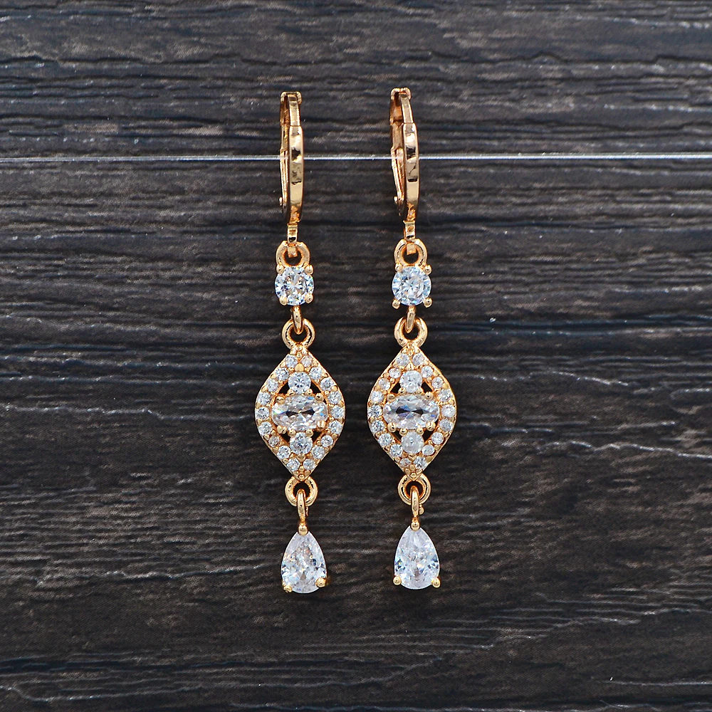 Модные женские серьги-капли золотого цвета с прозрачным белым кубическим