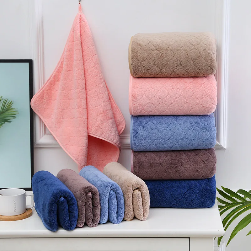 Простой европейский комплект полотенец из 2 штук однотонных больших полотенец для ванной комнаты размером 70х140 см из кораллового флиса синего цвета для женщин на лицо и руки.