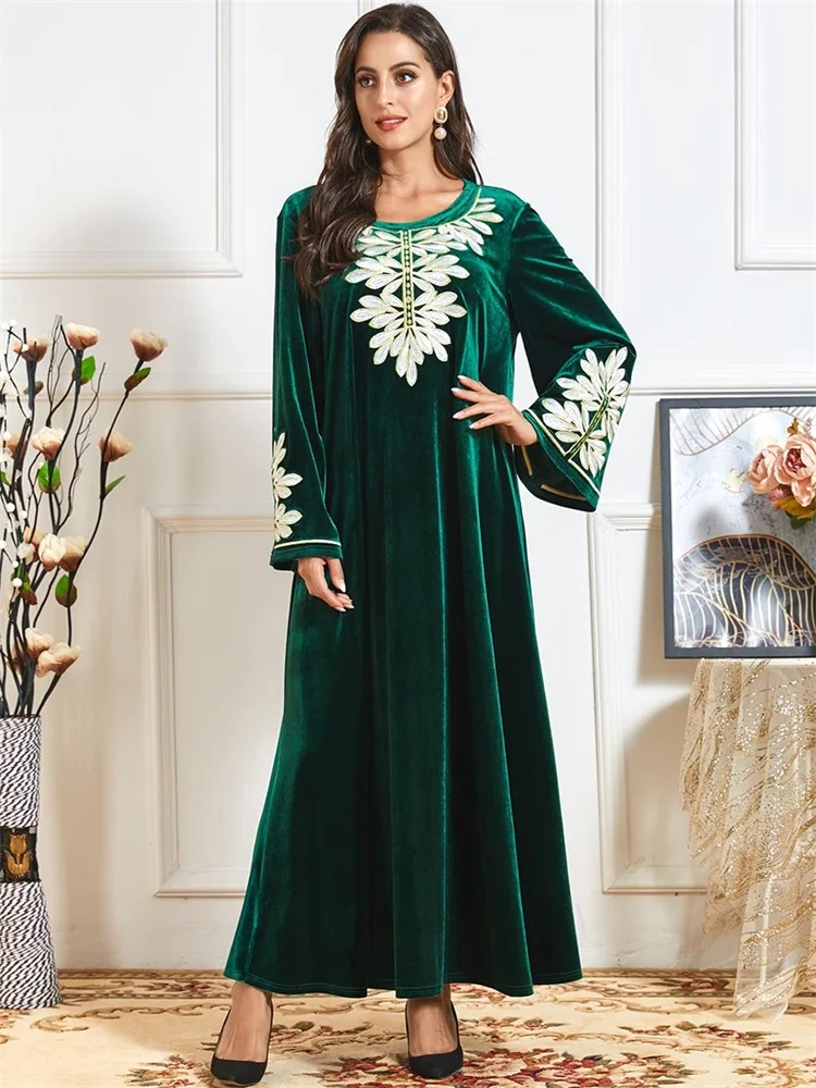 Бархатное платье-макси с длинным рукавом круглым вырезом и вышивкой | Женская