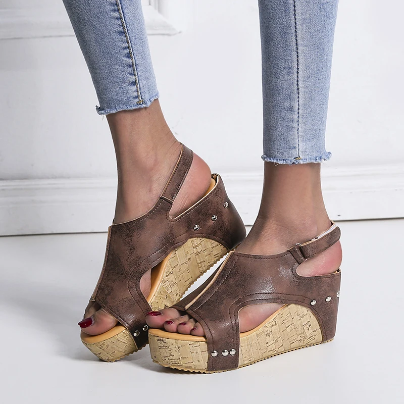 Женские босоножки с заклепками Коричневые на высоком каблуке 10 см 43 размера