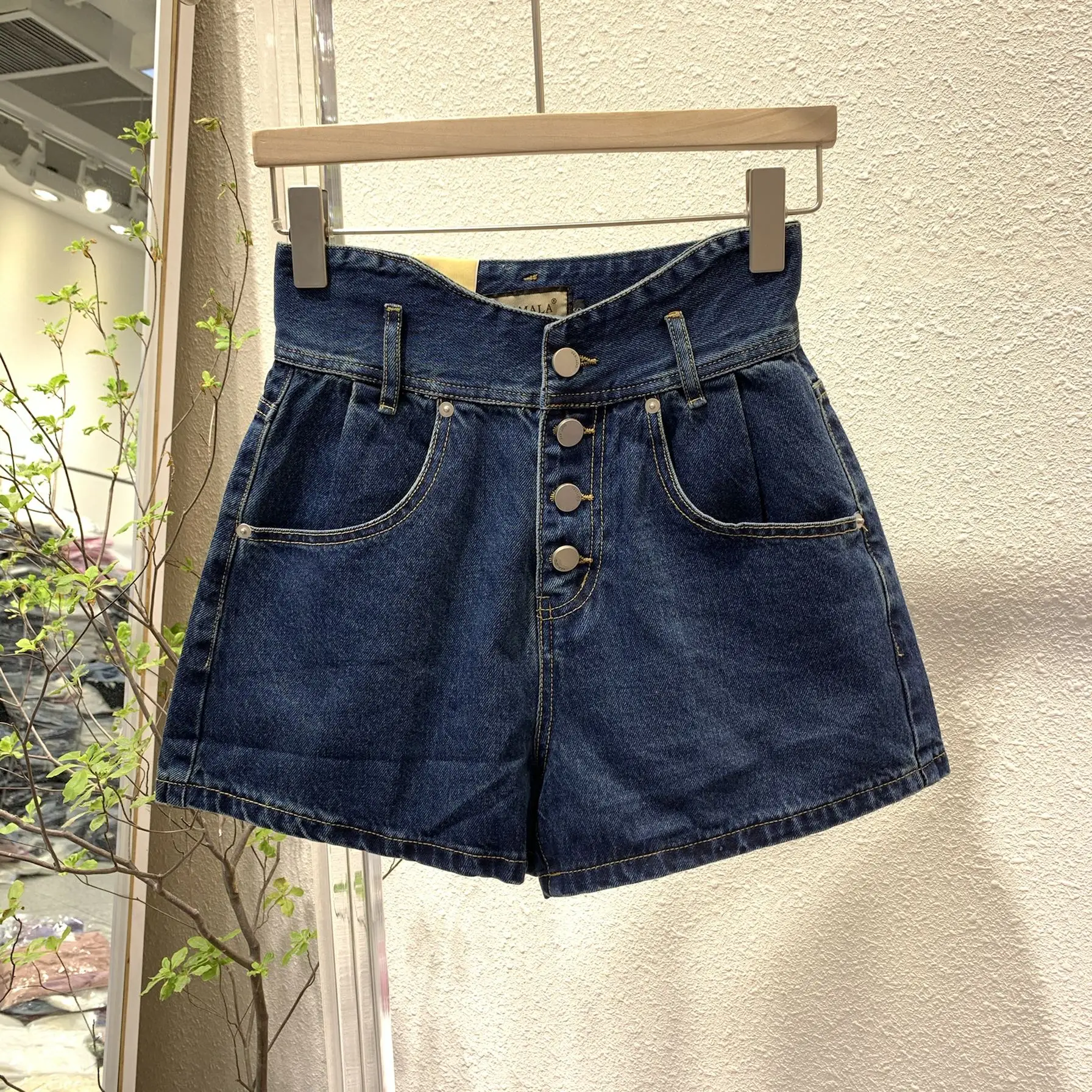 Женские джинсовые шорты на пуговицах винтажные темно-синие с высокой талией