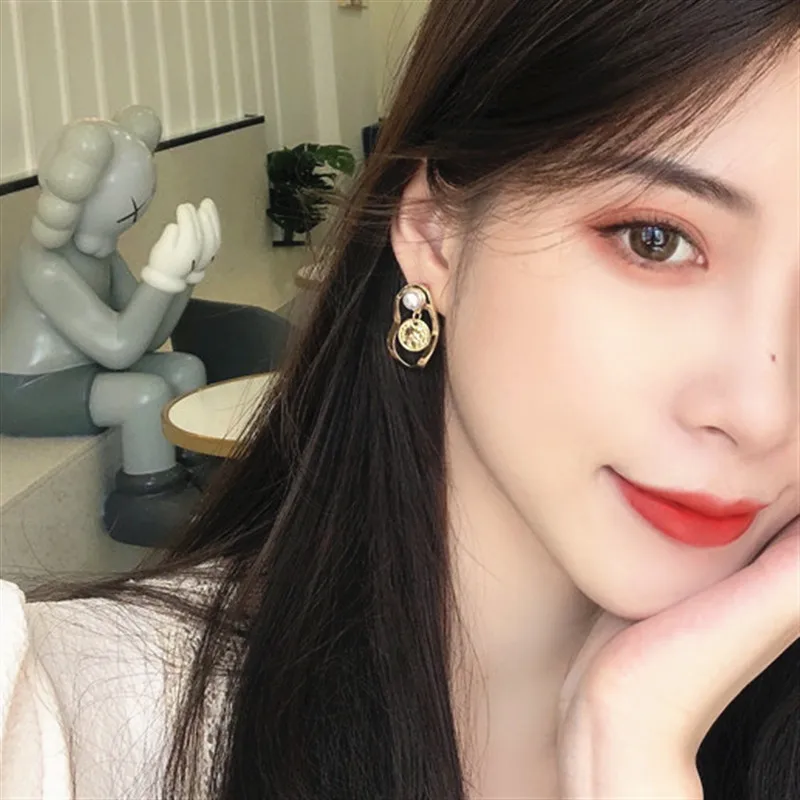 Серьги-гвоздики женские винтажные Асимметричные золотистые металлические