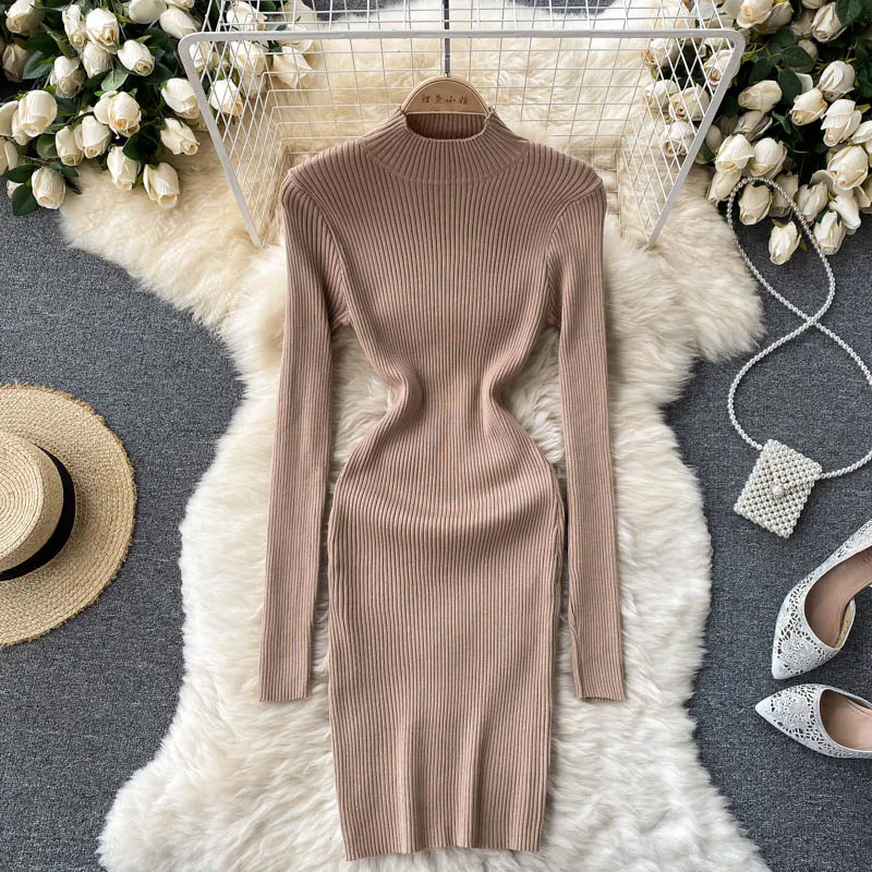 Женское трикотажное платье-свитер с воротником-стойкой и длинным рукавом