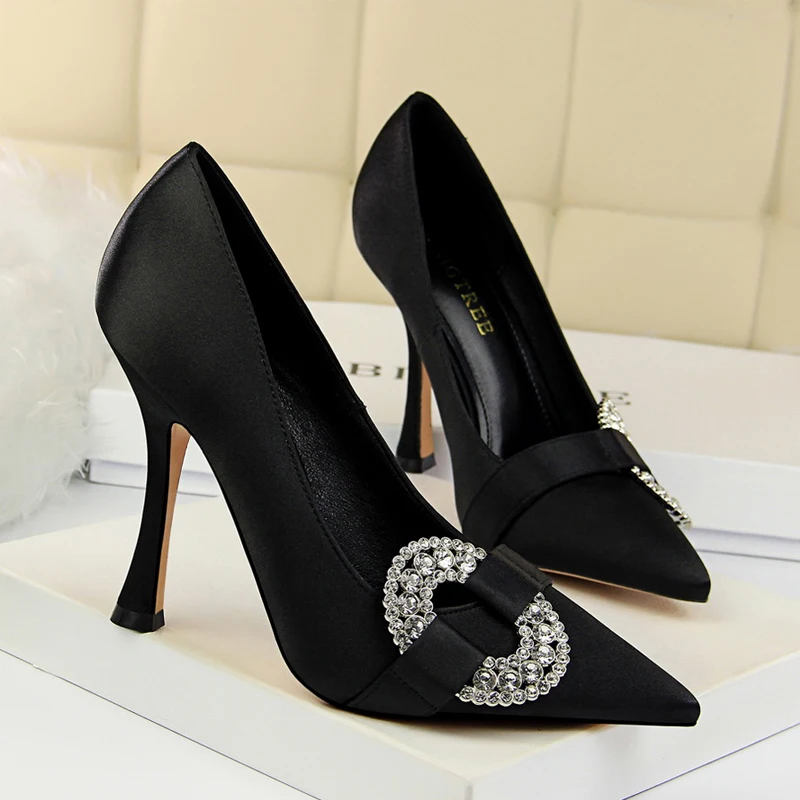 Модные атласные туфли в европейском и американском стиле на высоком каблуке с