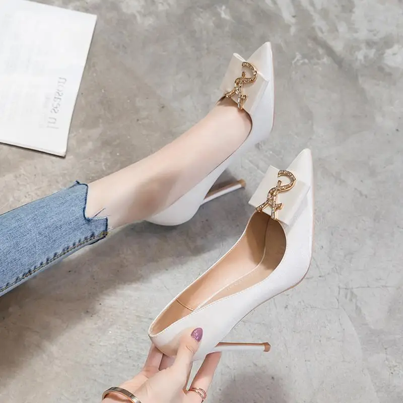 

Новые туфли-лодочки на высоком каблуке с закрытым носком