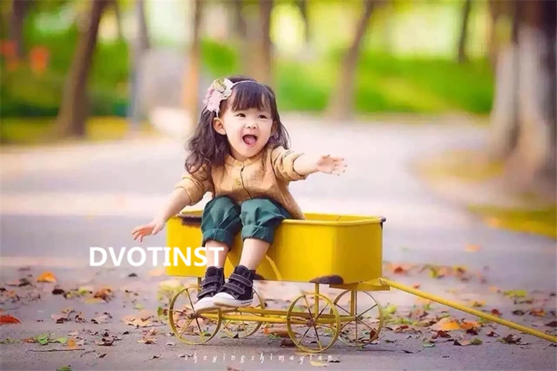 Реквизит для фотосъемки новорожденных Dvotinst желтая железная машинка