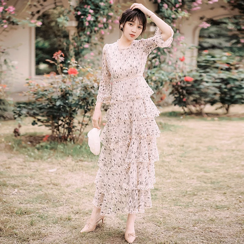 Женское длинное вечернее платье с каскадными оборками розовое кружевное