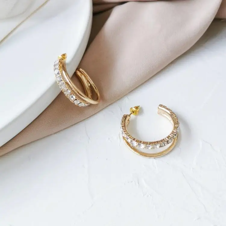 C серьги в форме фигурного кольца цвета шампанского золотые трендовые