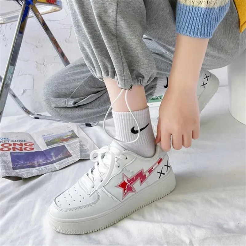 Женские кроссовки из ПУ кожи розовые на плоской вулканизированной подошве