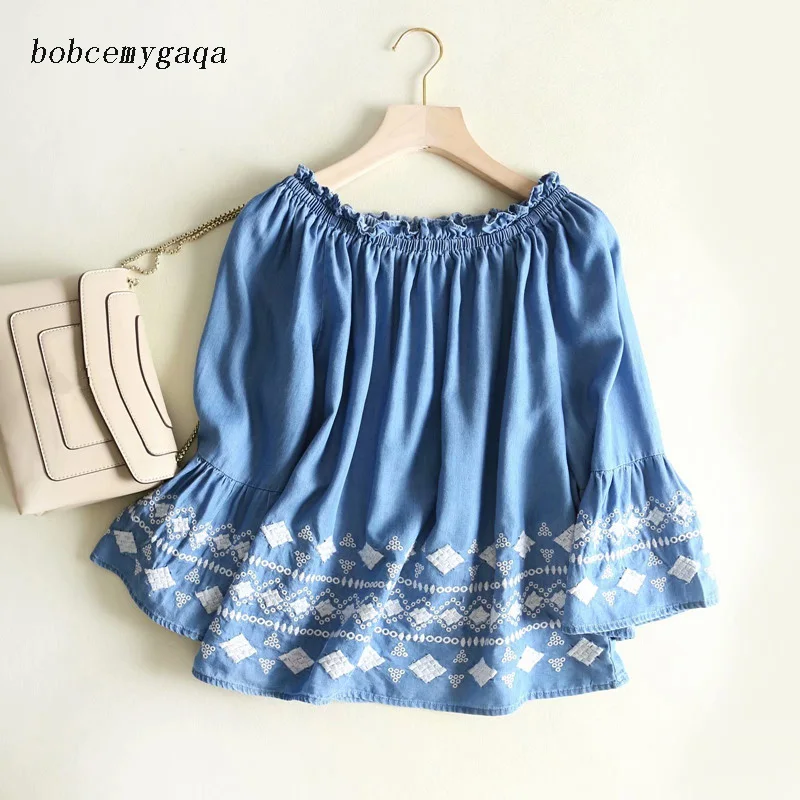 Джинсовая блузка с вышивкой и открытыми плечами расклешенными рукавами оборками