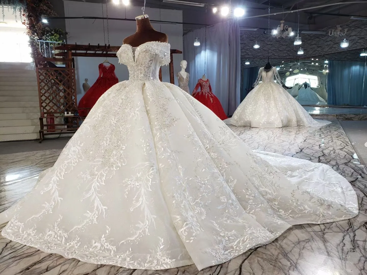 Gorgeous Off The Shoulder Ball Gown Wedding Dresses China Vestido De Noiva Beading Lace Appliques Lace Bridal Gowns