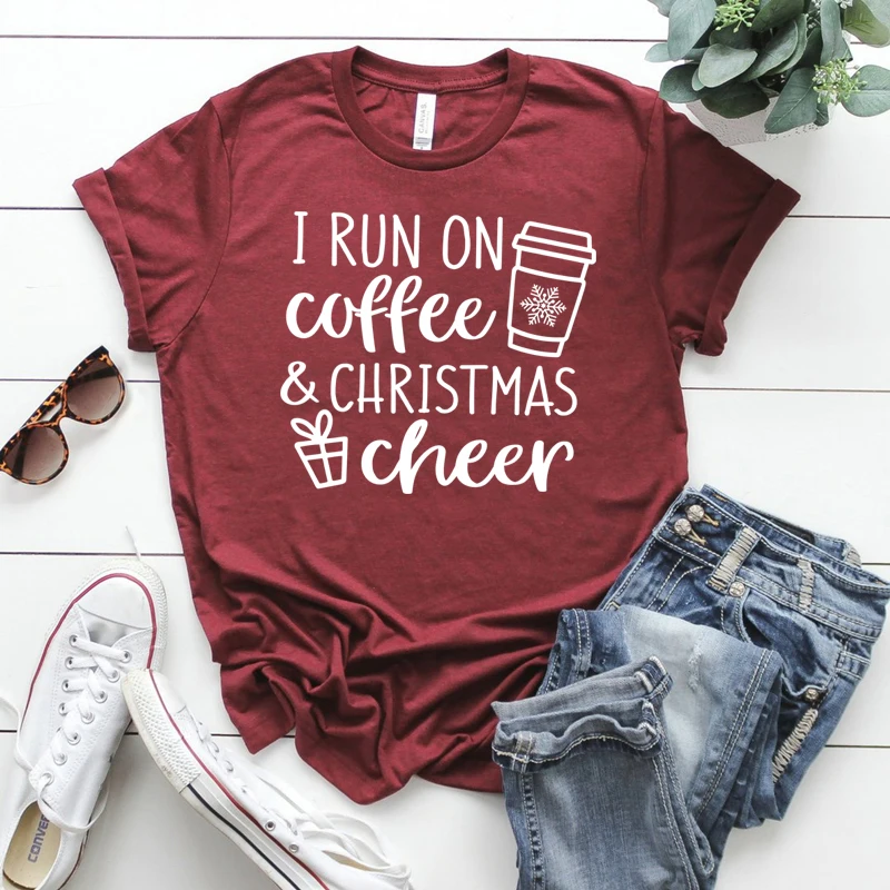 I Run on Coffee и Рождественская рубашка забавная футболка праздничная вечерние лка с