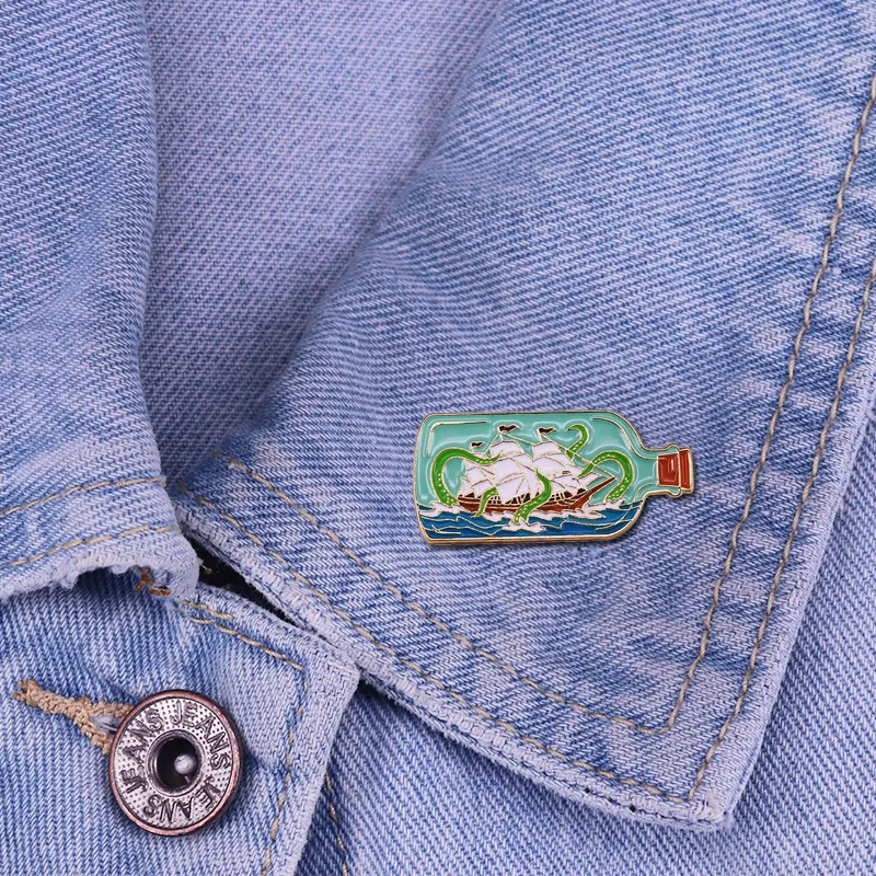 Плоская бутылка пиратский парусный корабль и осьминог