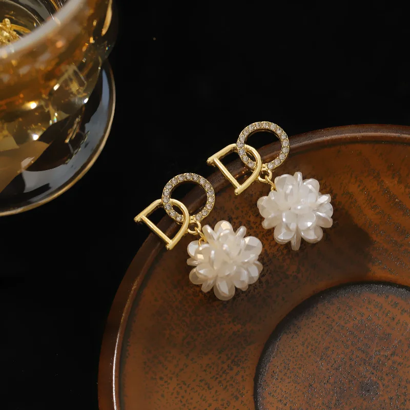 

White Flower Golden Round Inlaid Rhinestone Earrings for Women Alphabet D Stud Earrings Party Wedding Jewelry Girl Gifts