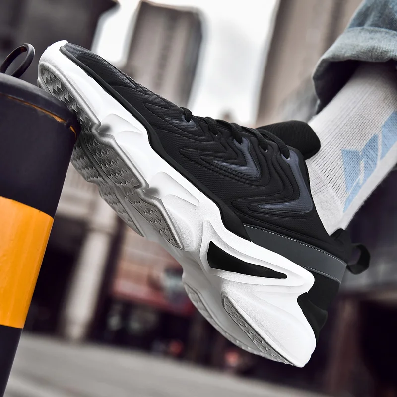 Модные женские кроссовки на толстой подошве черные спортивные для мужчин и