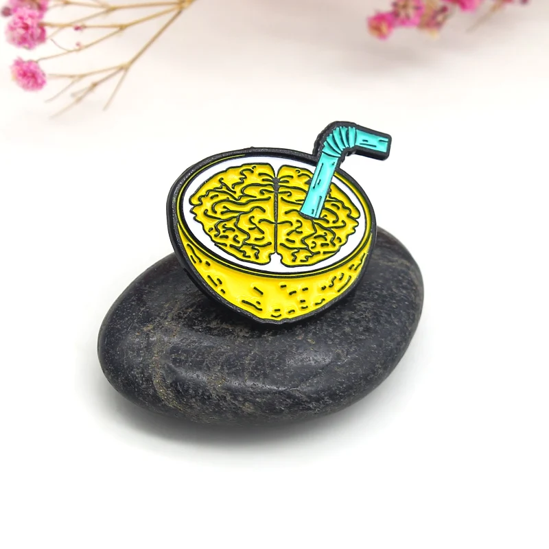 Эмалированная брошь в виде желтого фрукта значок на лацкан с ароматом грецкого ореха лимона фруктового сока