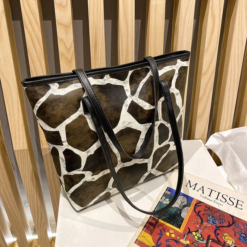 Вместительная женская сумка через плечо из искусственной кожи с леопардовым