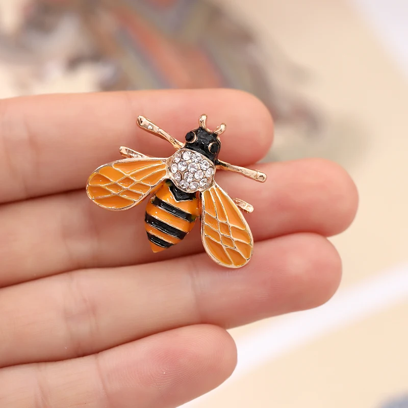 Модная милая эмалированная маленькая брошь в виде пчелы со стразами зимняя
