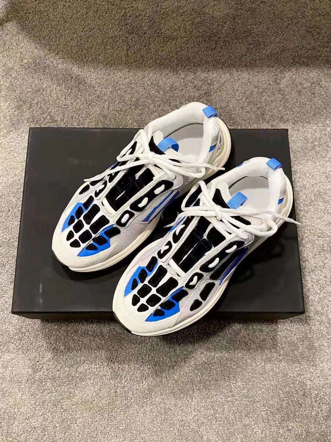 Синие кроссовки на массивной подошве |