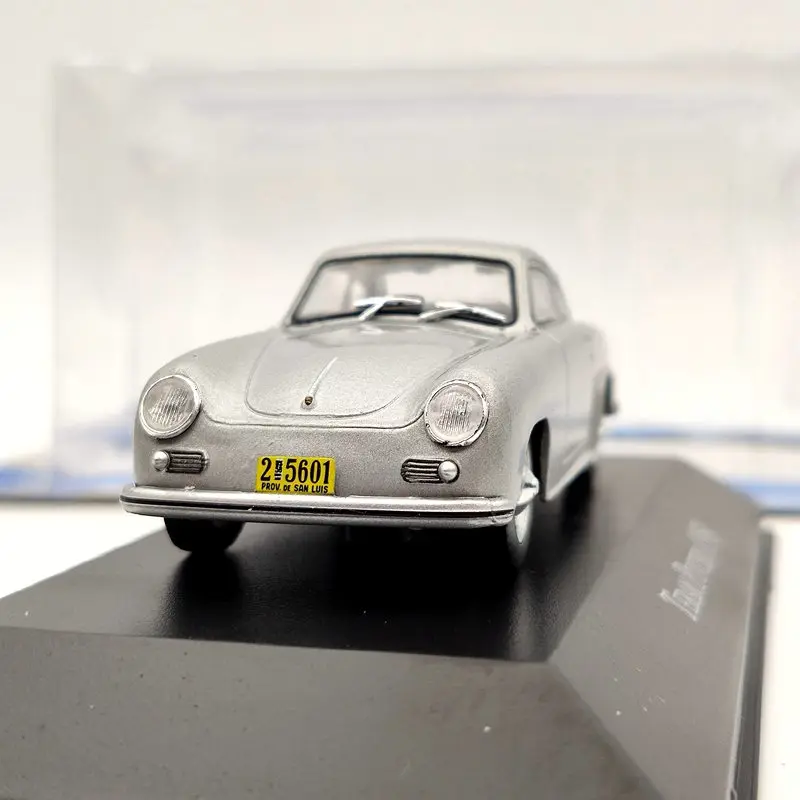 IXO 1:43 для литых под давлением моделей Teram Puntero 1958 Ограниченная Коллекция серебра |