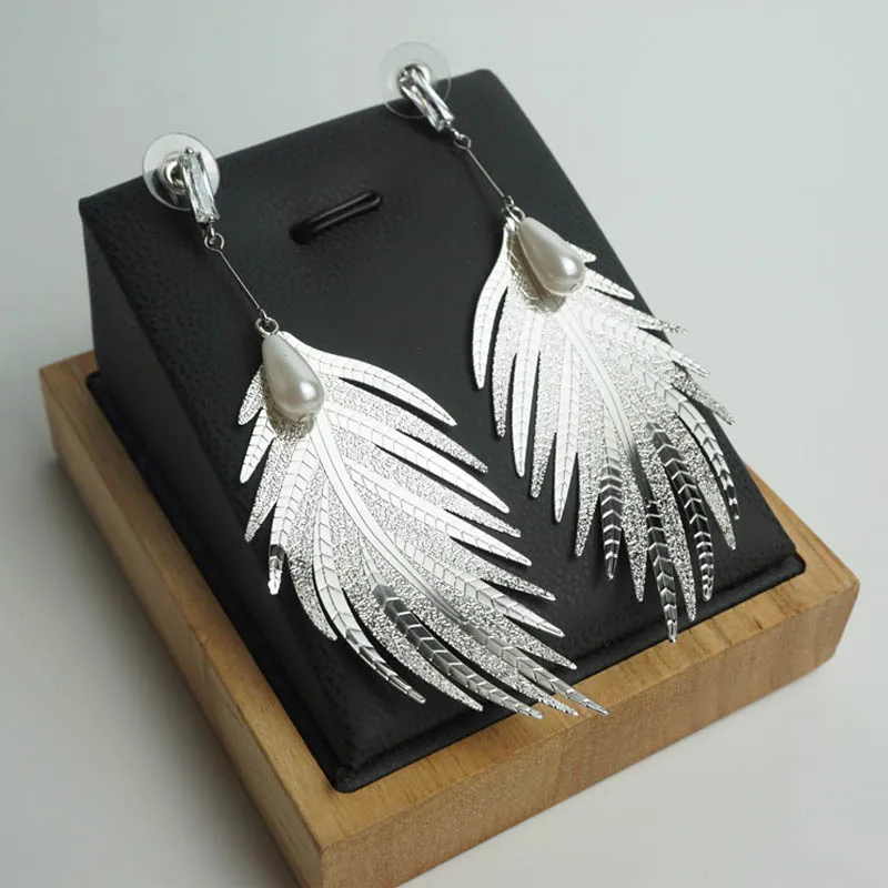 Серьги-подвески женские серебряного цвета с перьями и искусственным жемчугом |