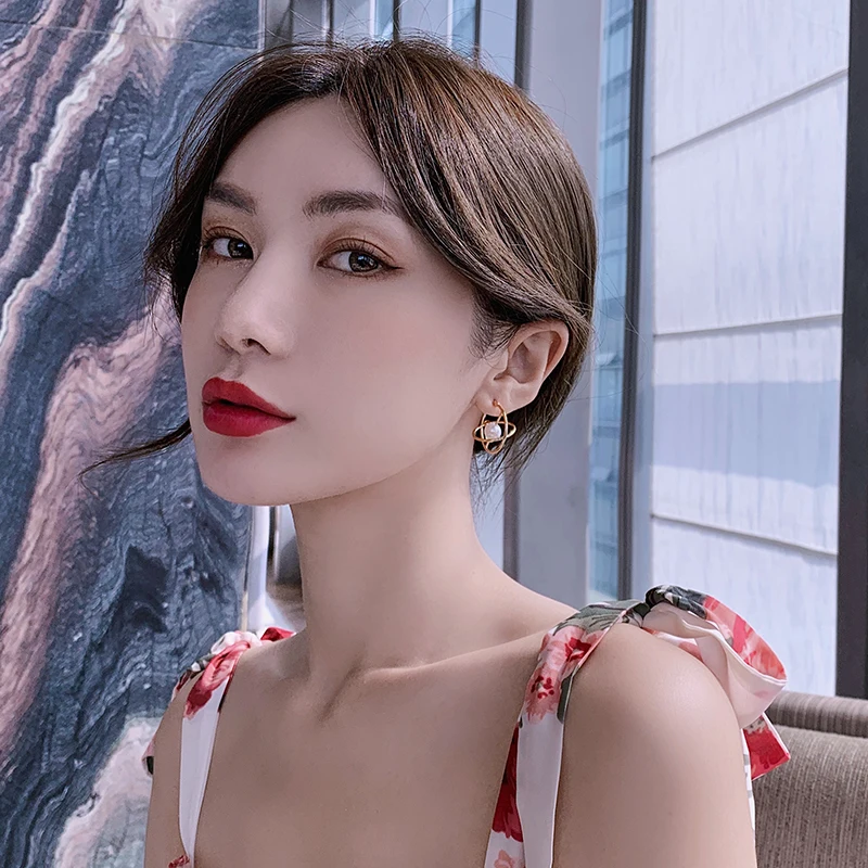 

Taran Gold Three-Dimensional Artificial Pearl Earrings Korean Internet Influencer Cold Style Personalized Earrings Elegant