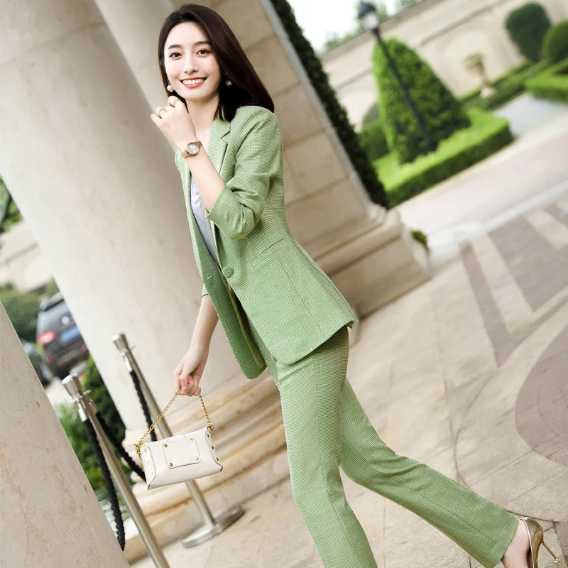 Женский деловой костюм из блейзера и жакета элегантный розовый с платьем жакетом