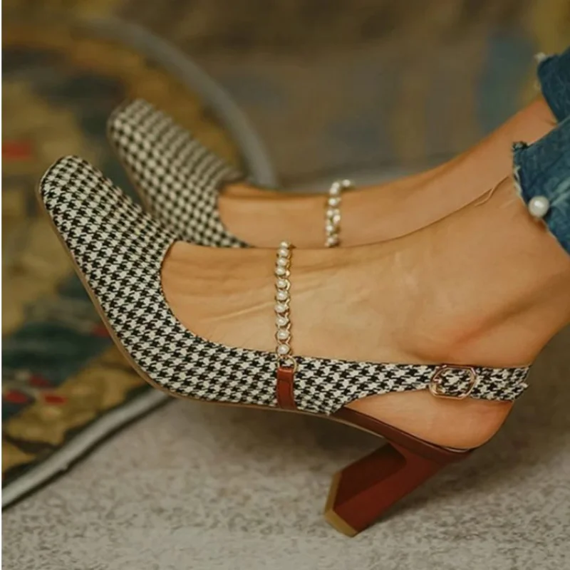 

2021 Retro One Line Shoes with Thick High Heels Square Head Pearl Sandals Female Xia Baotou Thousand Bird Lattice KM009