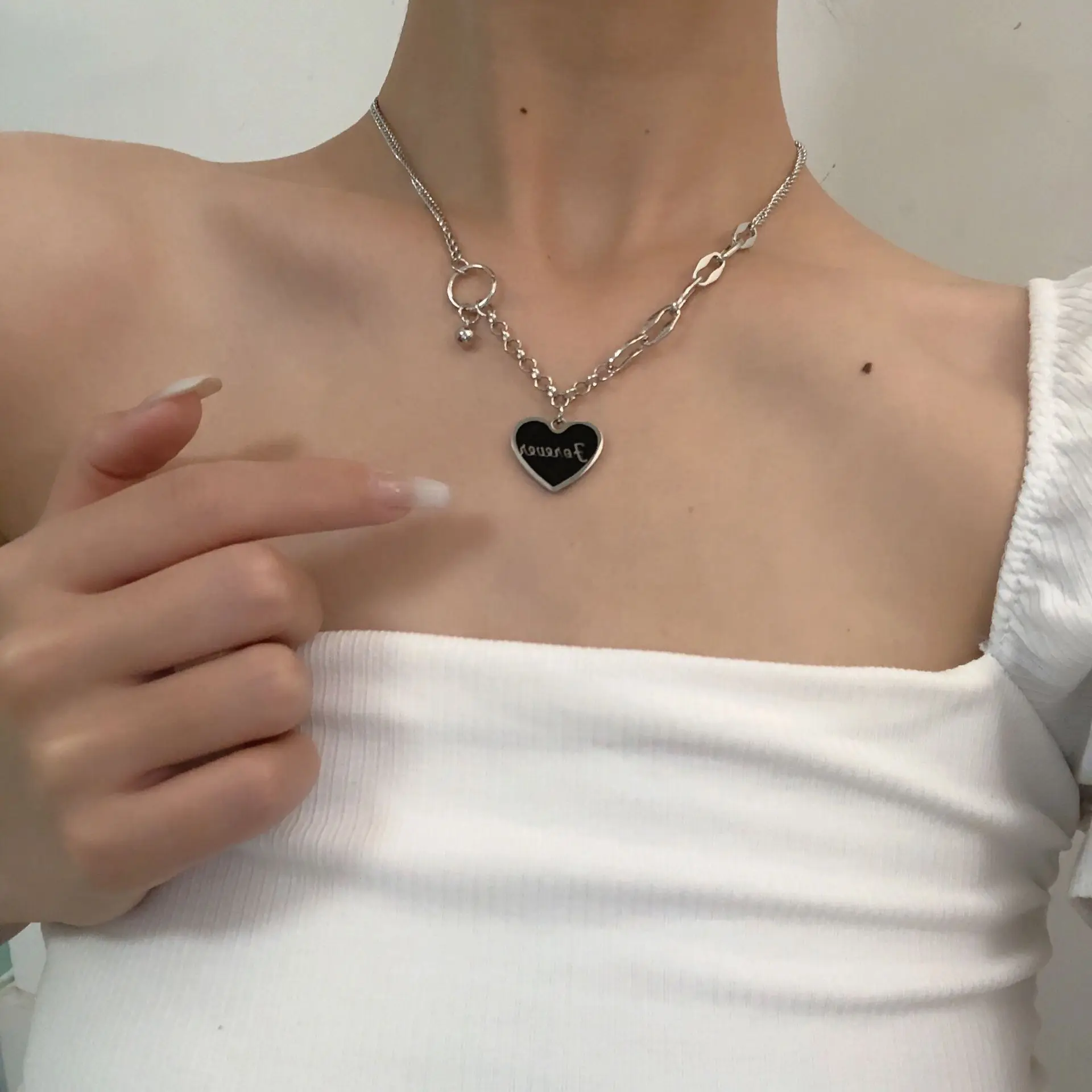 

Korean Fashion Vintage Metal Black Peach Heart Shape Pendant Necklaces for Women Party Anniversary Jewelry Punk Letter Necklace