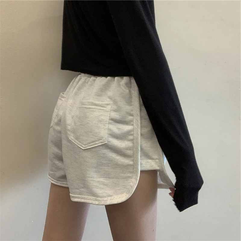 

Летние новые стильные белые спортивные шорты, женская тонкая хлопковая Свободная верхняя одежда, модные стройнящие повседневные брюки с вы...