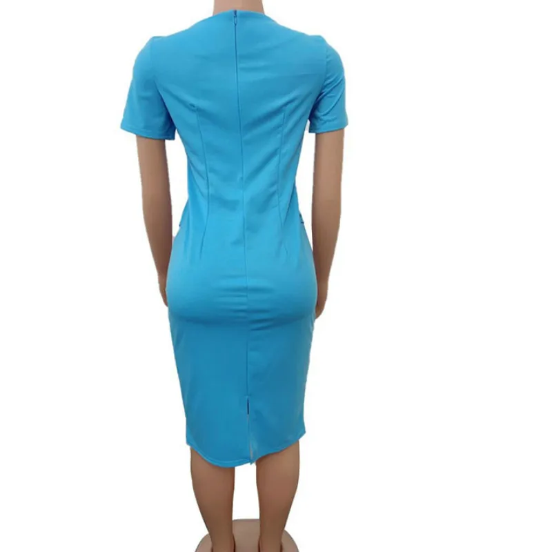 Женское облегающее платье средней длины с коротким рукавом и оборками