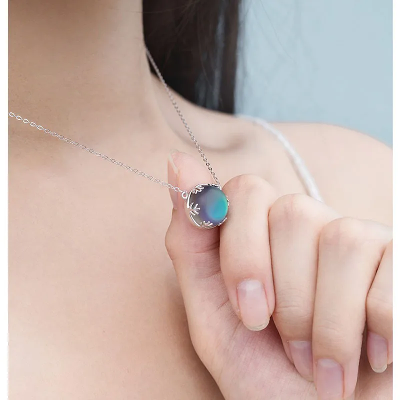 

Moonstone Pendant Necklace Women's Simple and Sweet Wind Blue Gradient Round S925 Sterling Silver Clavicle Chain Jewelry