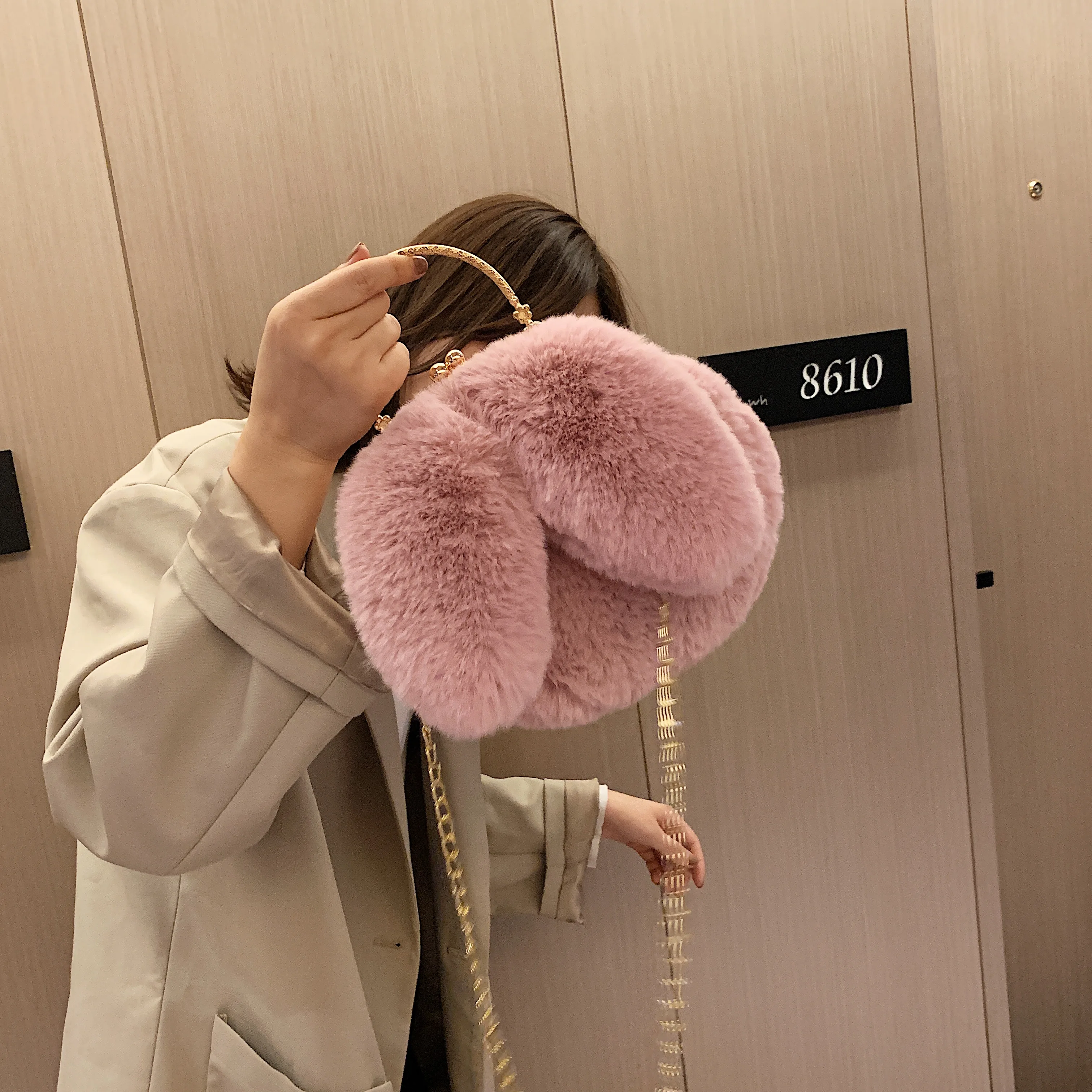 Мягкая женская сумка плюшевая с кроликом осенне-зимняя модная Новая вечерняя