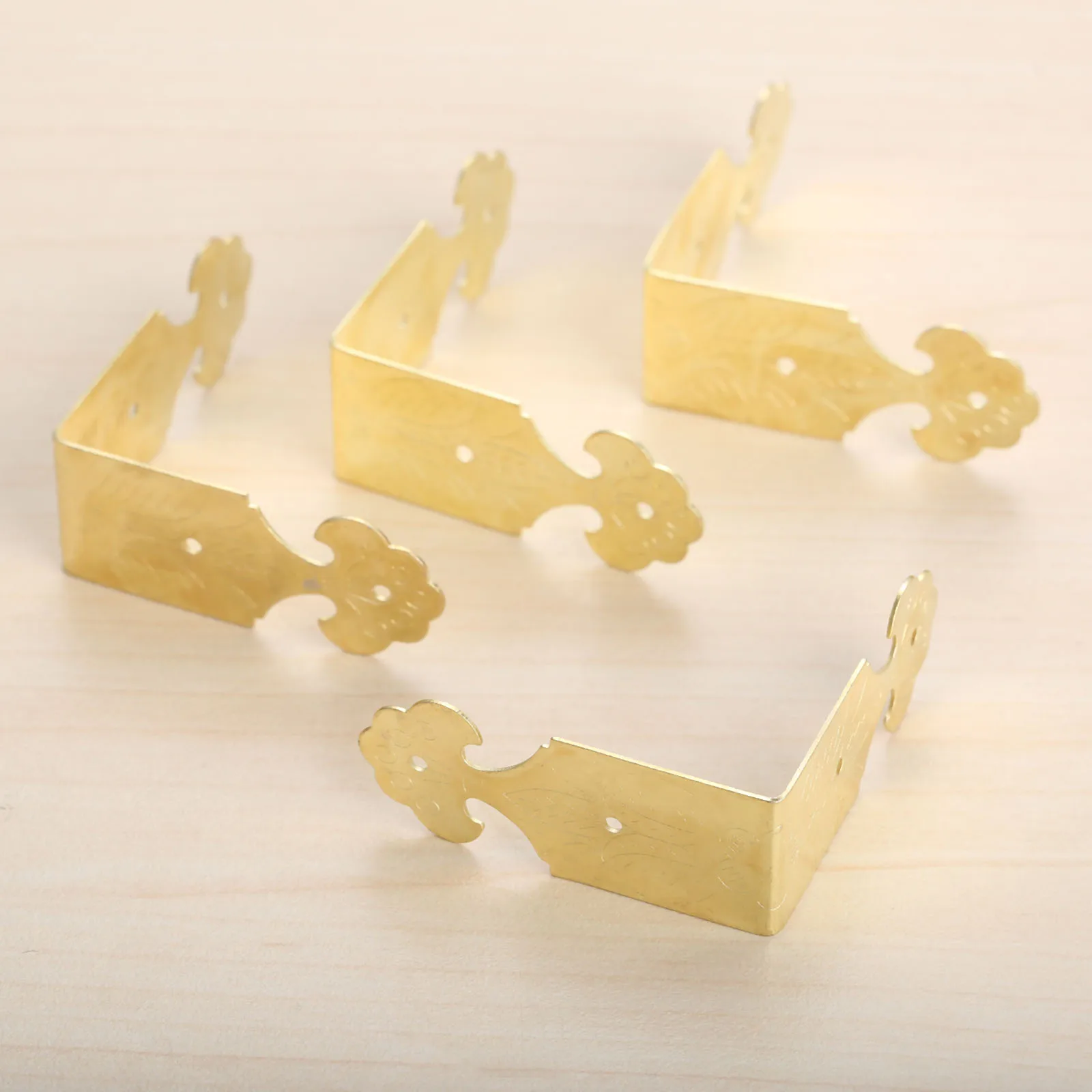 

4pcs Antique Gold Corner Bracket Wood Box Feet Leg Corner Protector Decorative Bracket Crafts Furniture Hardware 46*22mm