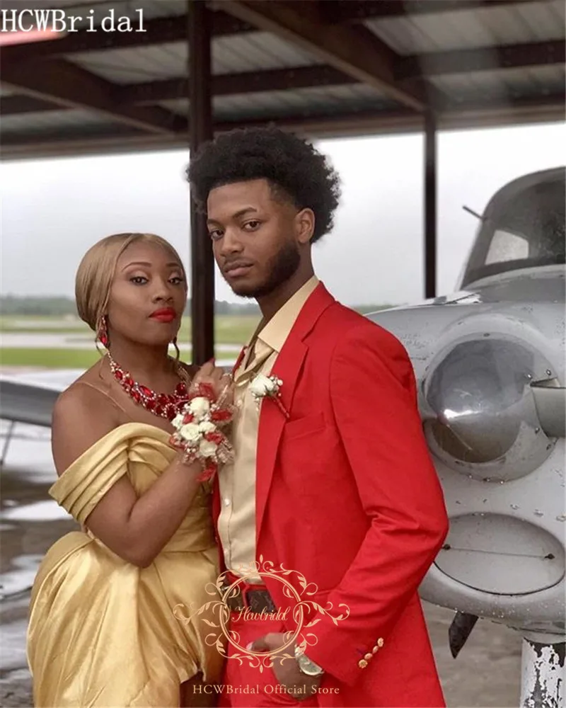 Атласное длинное платье цвета шампанского с открытыми плечами и Боковым