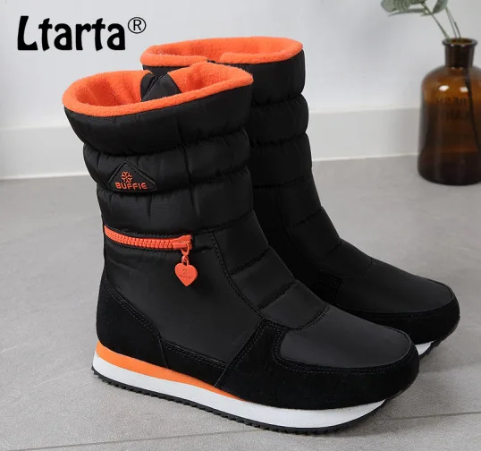 Женские ботинки со снежинками LTARTA черные на платформе и толстом каблуке