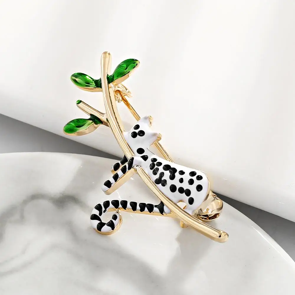 

Fashion Jewerly Accesories Cute Animal Shap Black Dot White Cat Brooch Pin for Clothing Ornaments