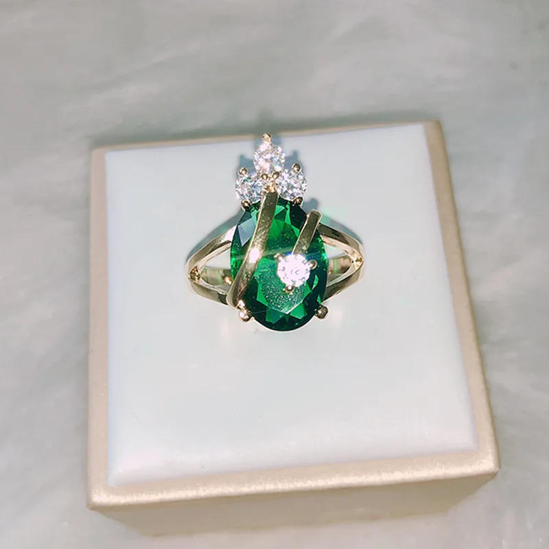 Кольцо женское из серебра 925 пробы с изумрудом