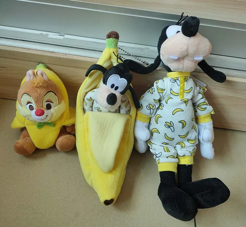 

Goofy Plush Keychain LOTS OF BANANAS Disney Store Japan