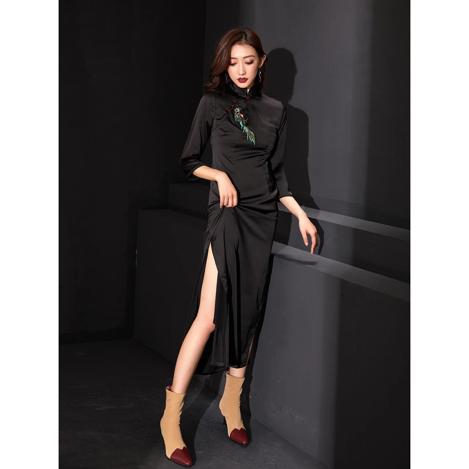 

improved women's clothing of cultivate morality of new Chinese style embroidery parrot high split long qipao by hand