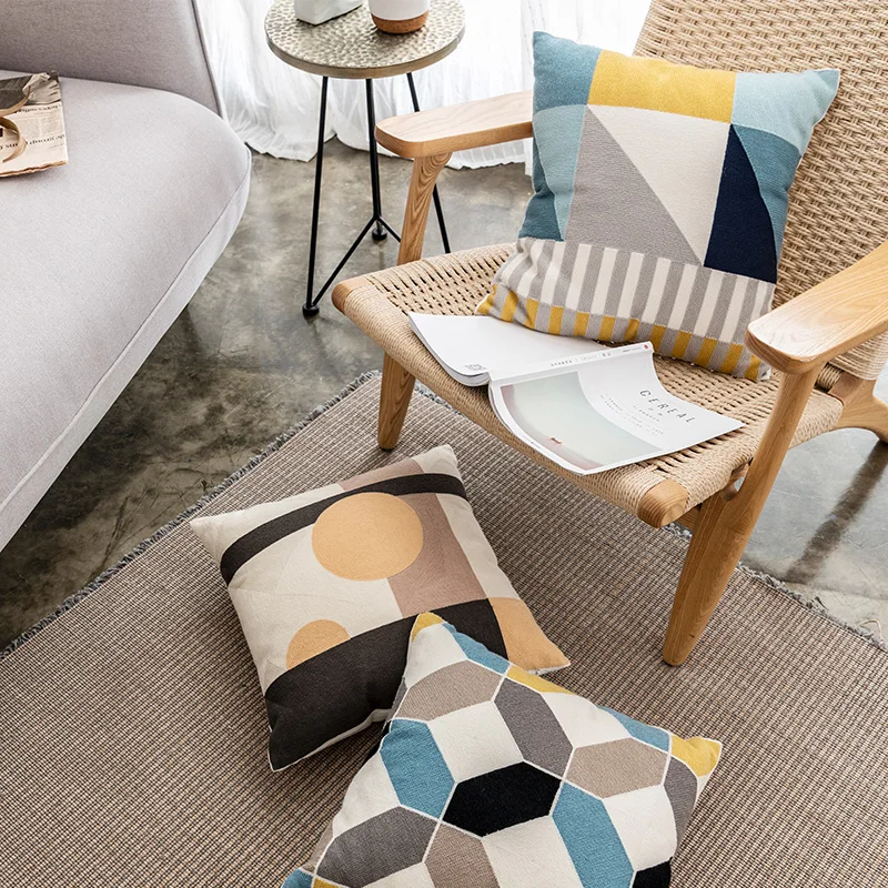 Декоративная подушка для дивана с геометрическим рисунком