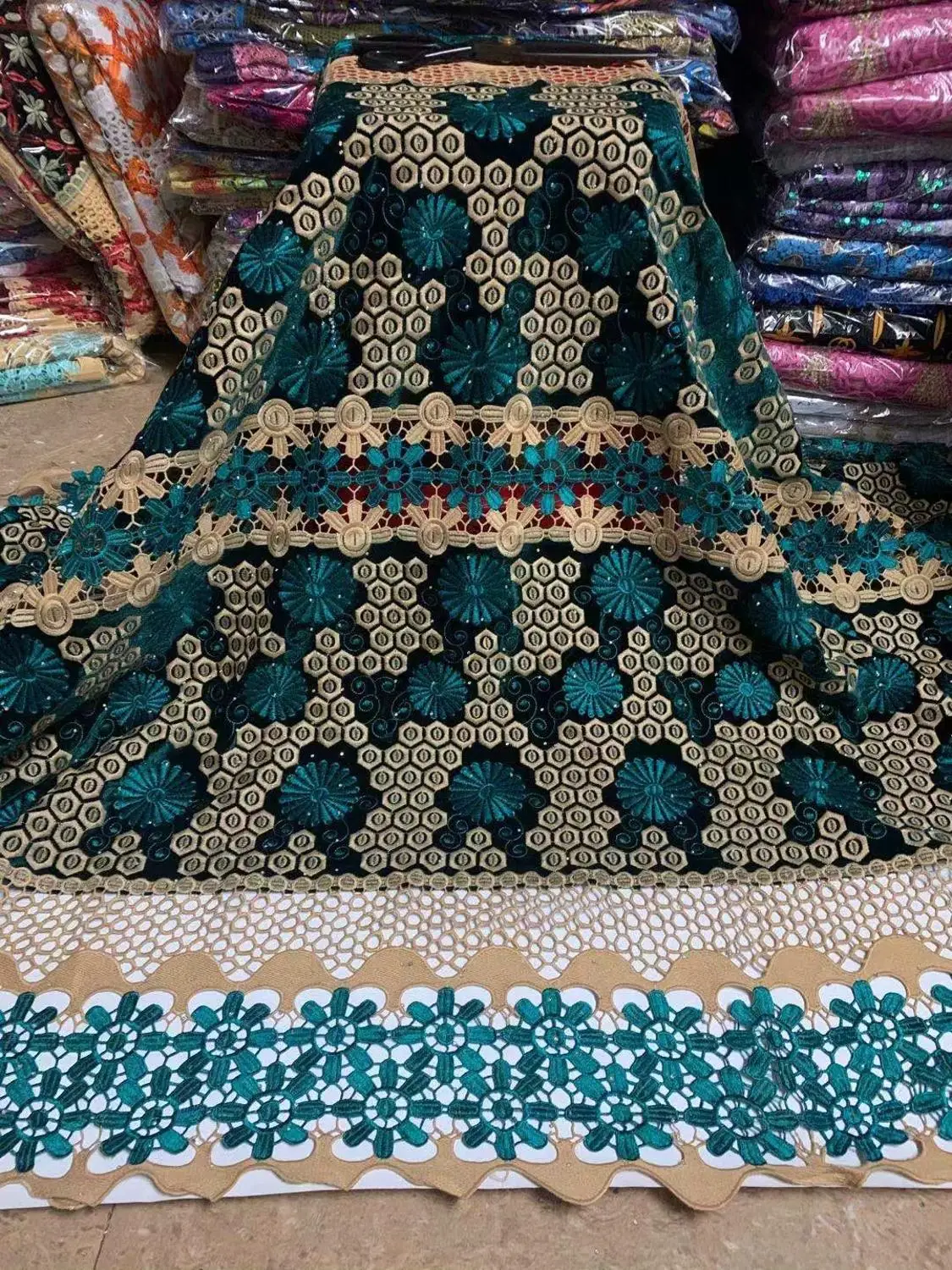 

Кружевная ткань с вышивкой; 5 ярдов; Модная гипюровая бархатная кружевная ткань; Хорошее качество; Сетчатое бархатное кружево для платья; ...