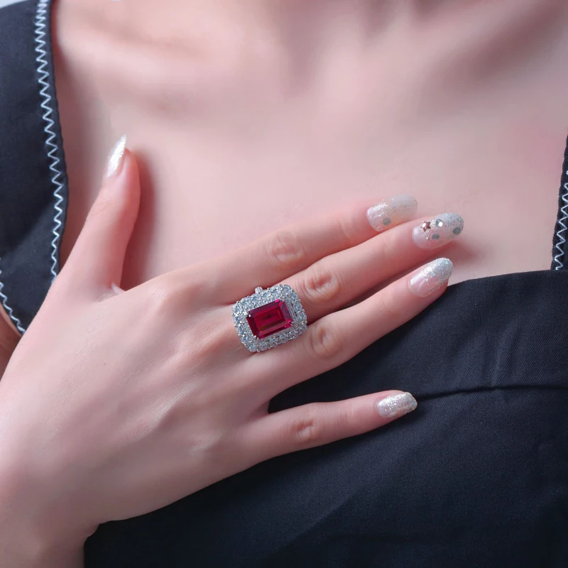 Кольцо женское из серебра 100% пробы 10 х14 мм с рубиновым высокоуглеродистым