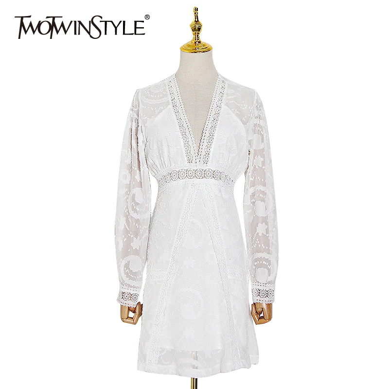 Платье с вышивкой TWOTWINSTYLE летнее кружевное мини платье v образным вырезом