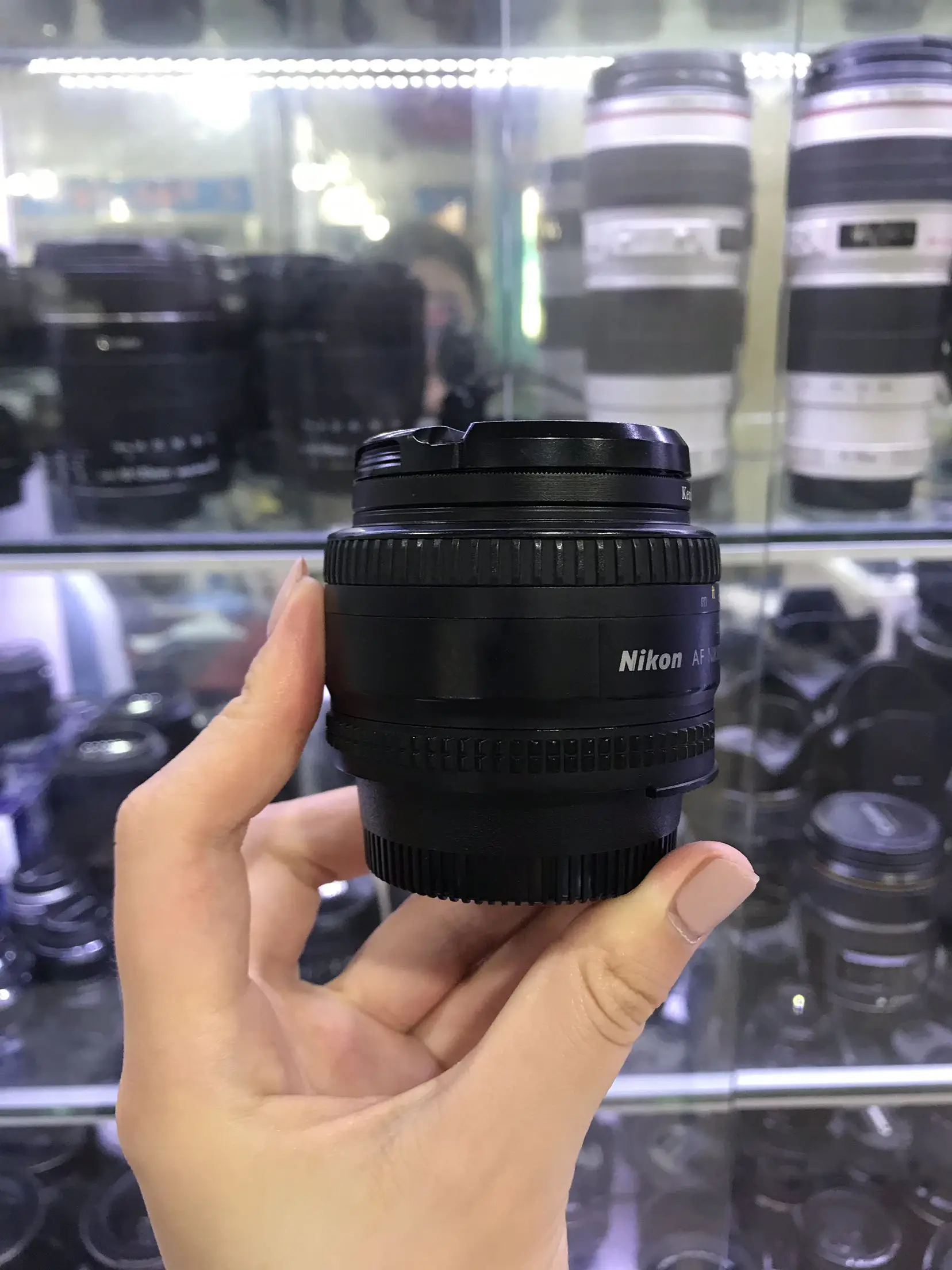Используется объектив Nikon AF FX NIKKOR 50 мм f/1.8D для цифровых зеркальных фотокамер Nikon UV+ передняя и задняя крышки
